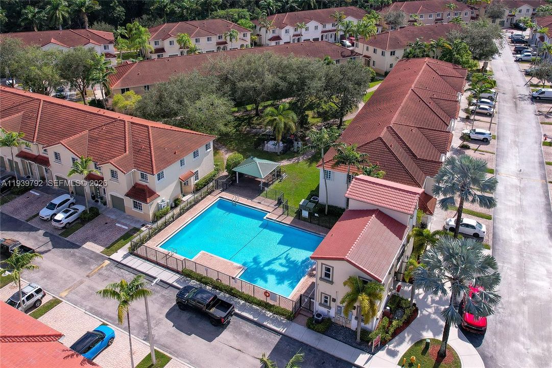 На продажу: $440,000 (4 спален, 2 ванн, 1716 Квадратных фут)