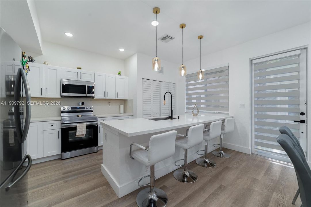 На продажу: $440,000 (4 спален, 2 ванн, 1716 Квадратных фут)