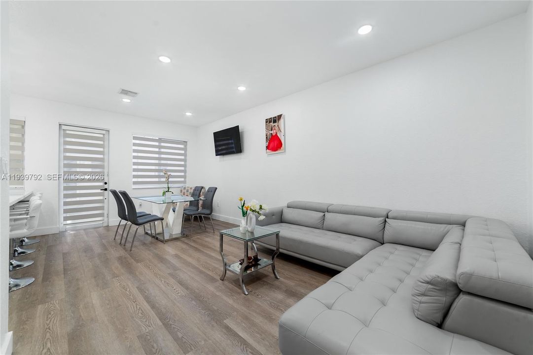 На продажу: $440,000 (4 спален, 2 ванн, 1716 Квадратных фут)