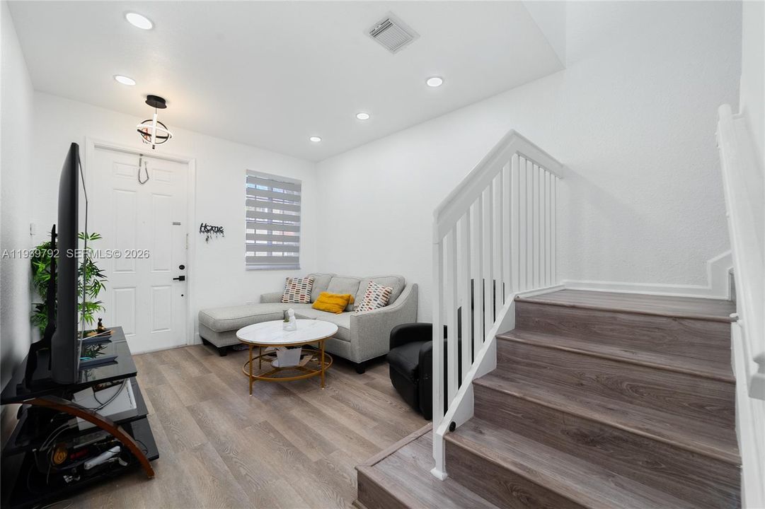 На продажу: $440,000 (4 спален, 2 ванн, 1716 Квадратных фут)