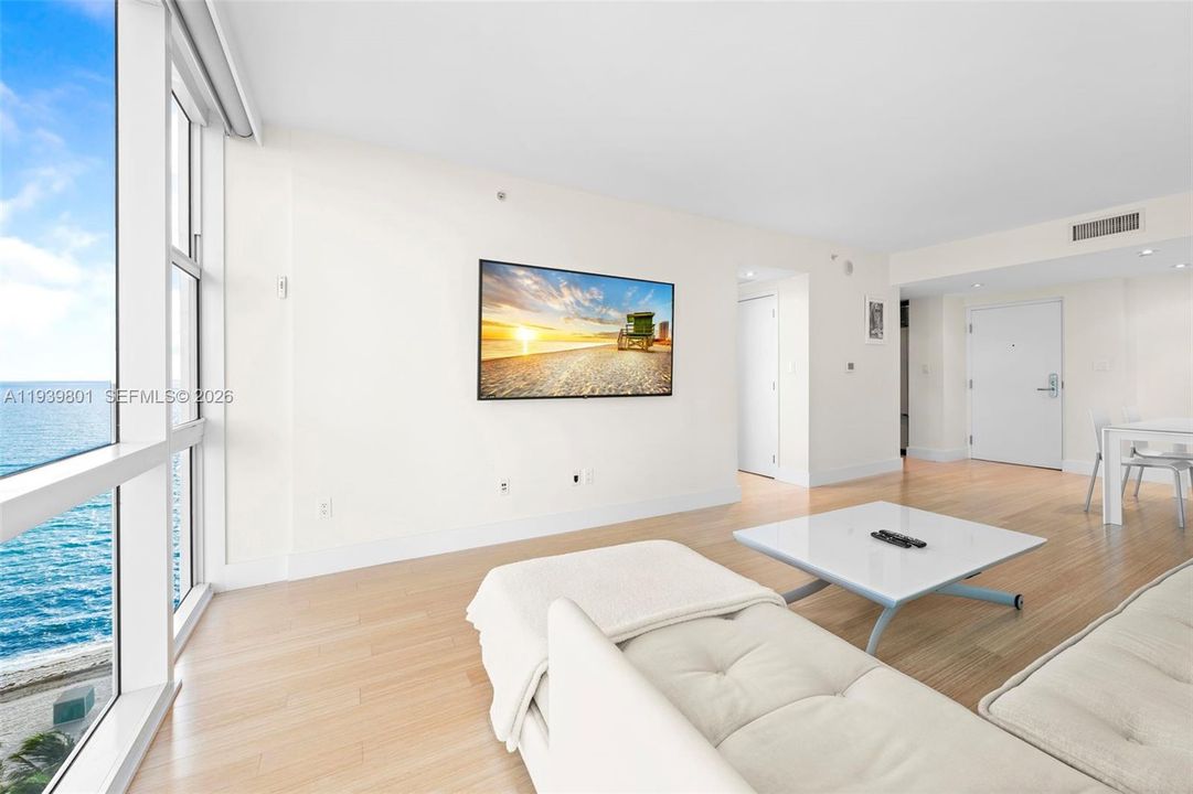 For Rent: $8,100 (1 beds, 1 baths, 993 Square Feet)