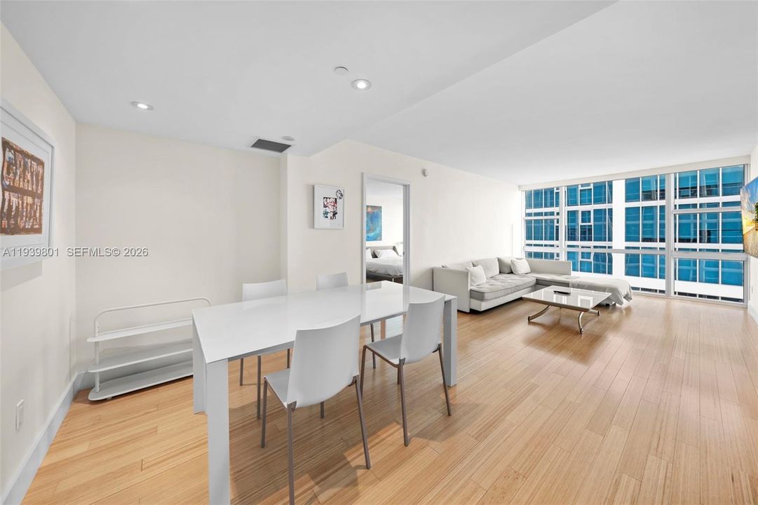 For Rent: $8,100 (1 beds, 1 baths, 993 Square Feet)