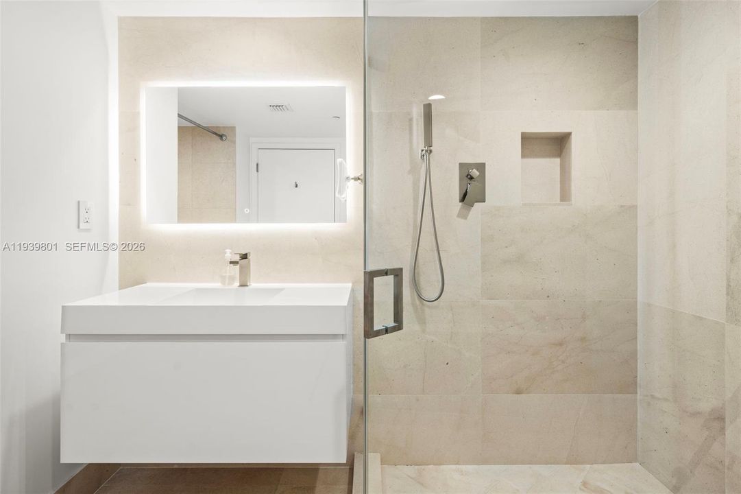 For Rent: $8,100 (1 beds, 1 baths, 993 Square Feet)