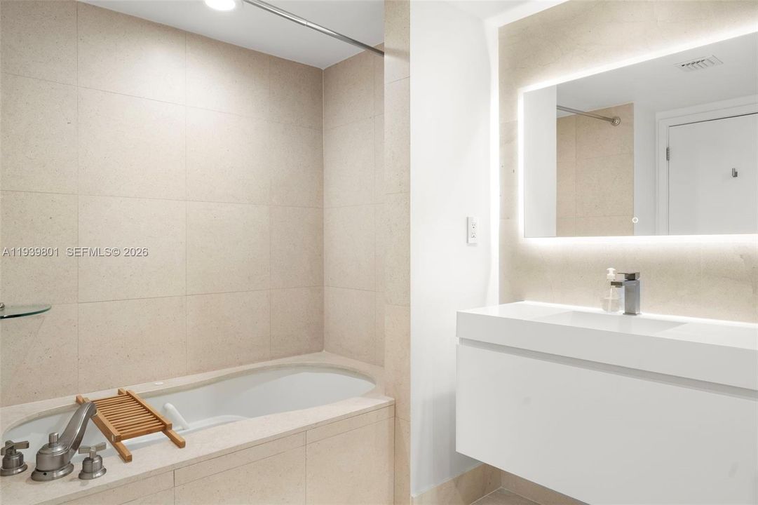 For Rent: $8,100 (1 beds, 1 baths, 993 Square Feet)