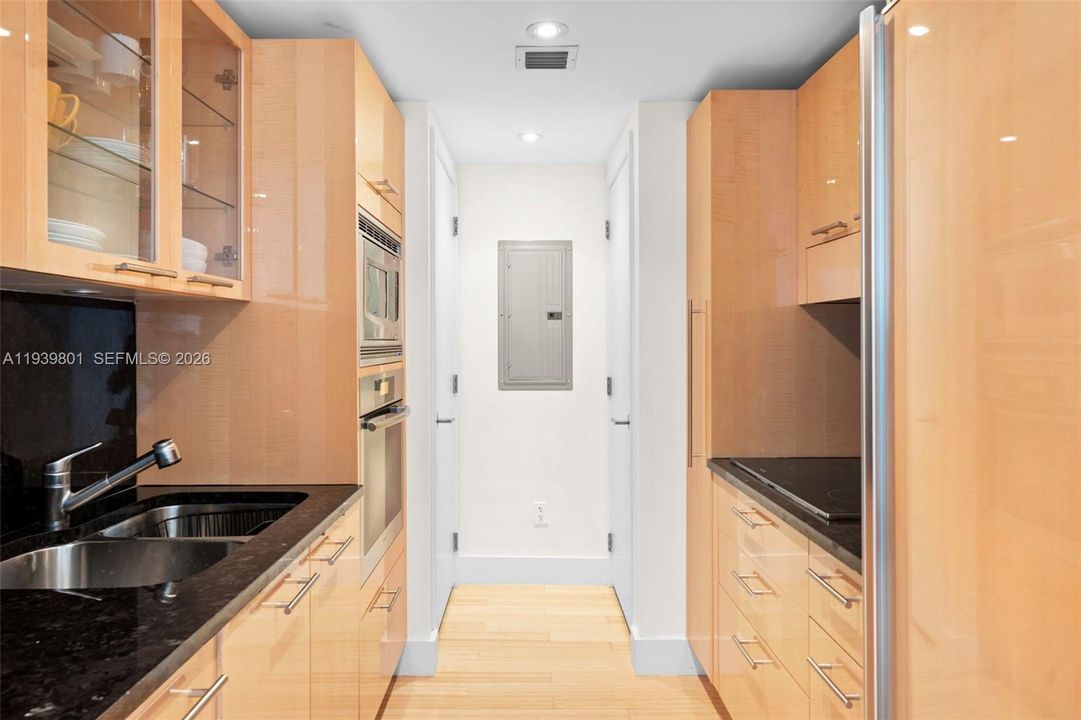 For Rent: $8,100 (1 beds, 1 baths, 993 Square Feet)