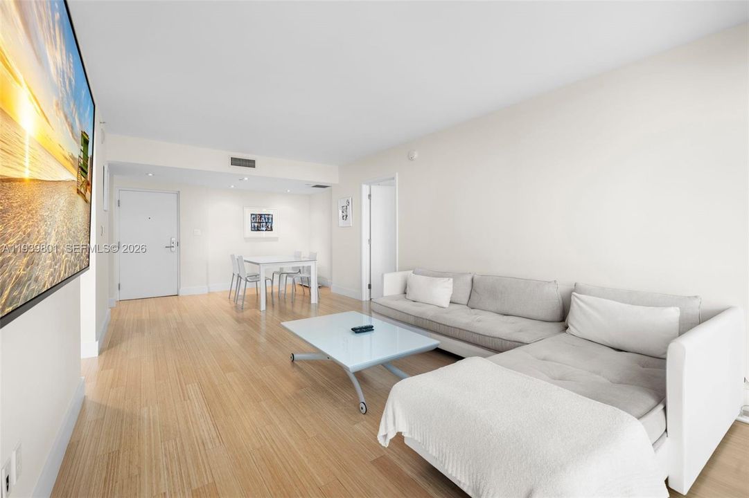 For Rent: $8,100 (1 beds, 1 baths, 993 Square Feet)