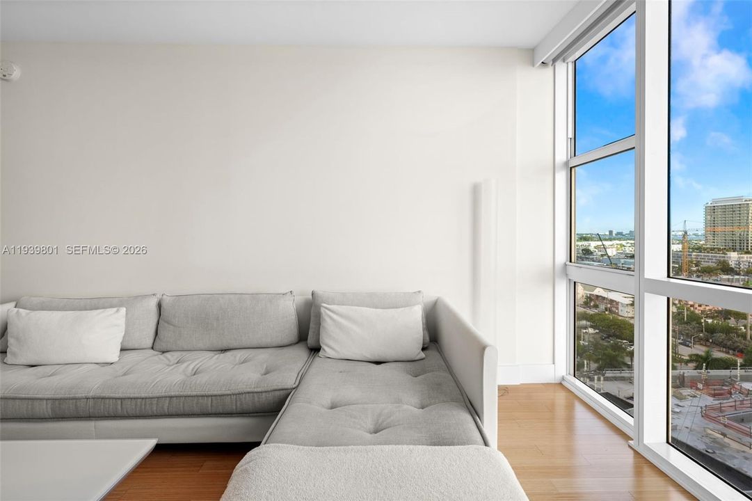 For Rent: $8,100 (1 beds, 1 baths, 993 Square Feet)