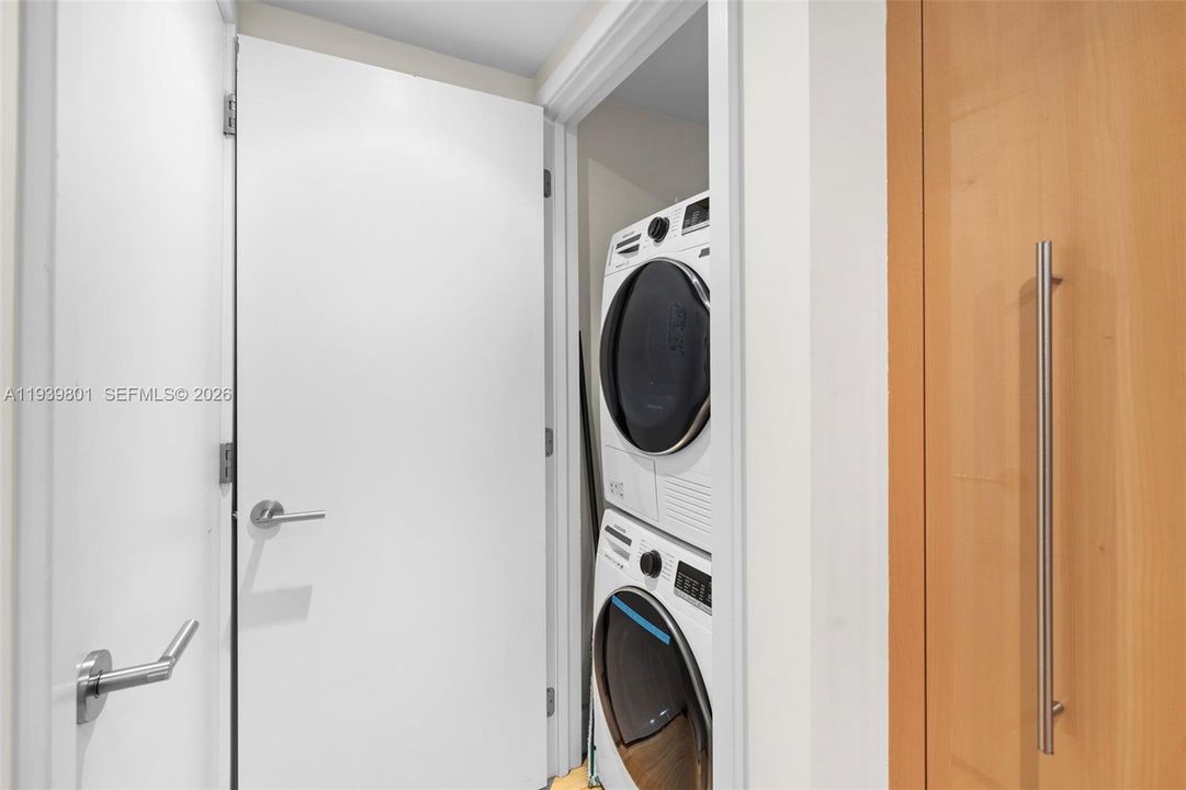 For Rent: $8,100 (1 beds, 1 baths, 993 Square Feet)