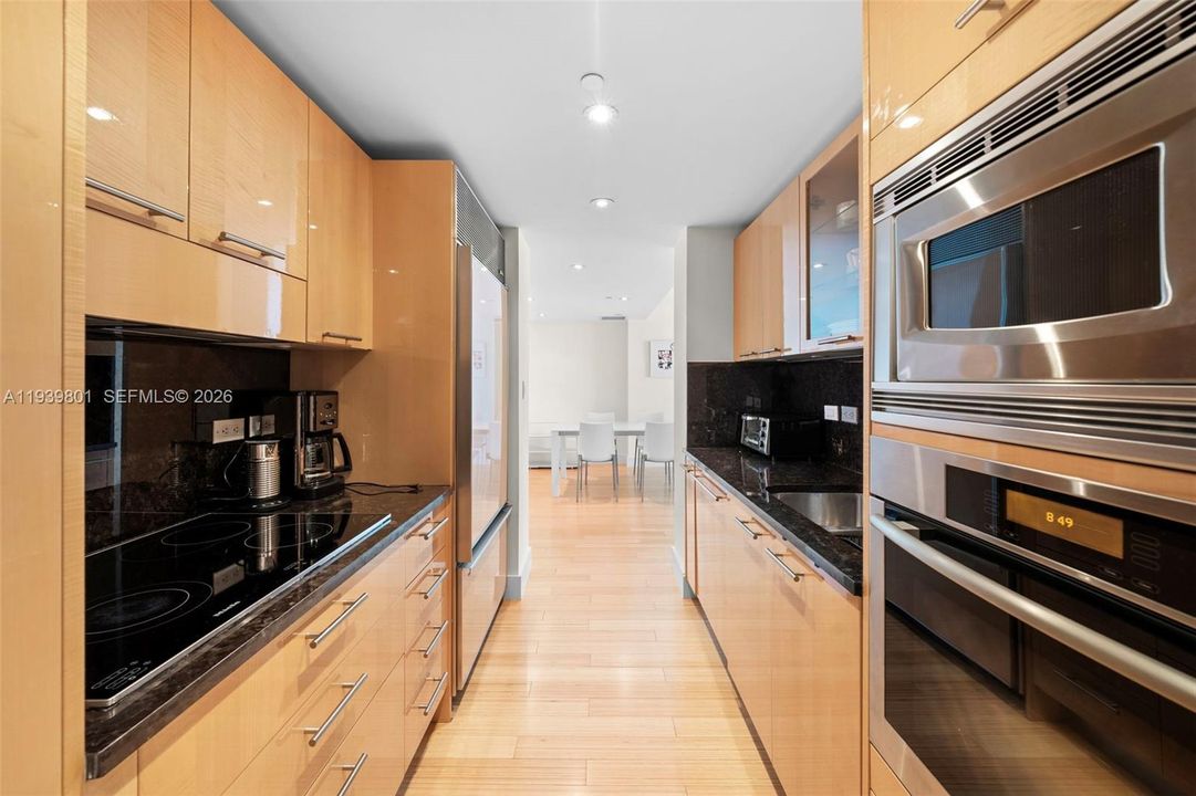 For Rent: $8,100 (1 beds, 1 baths, 993 Square Feet)