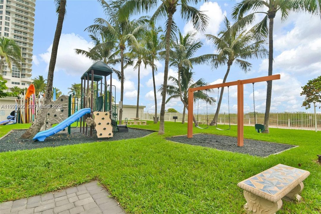 For Rent: $5,199 (2 beds, 2 baths, 1340 Square Feet)