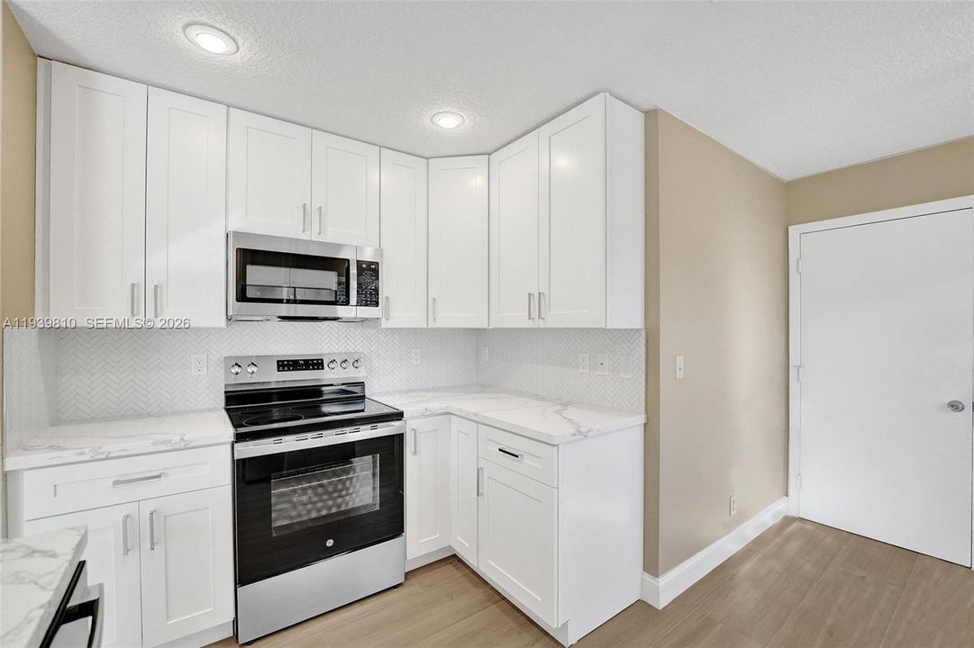 На продажу: $640,000 (2 спален, 2 ванн, 1236 Квадратных фут)