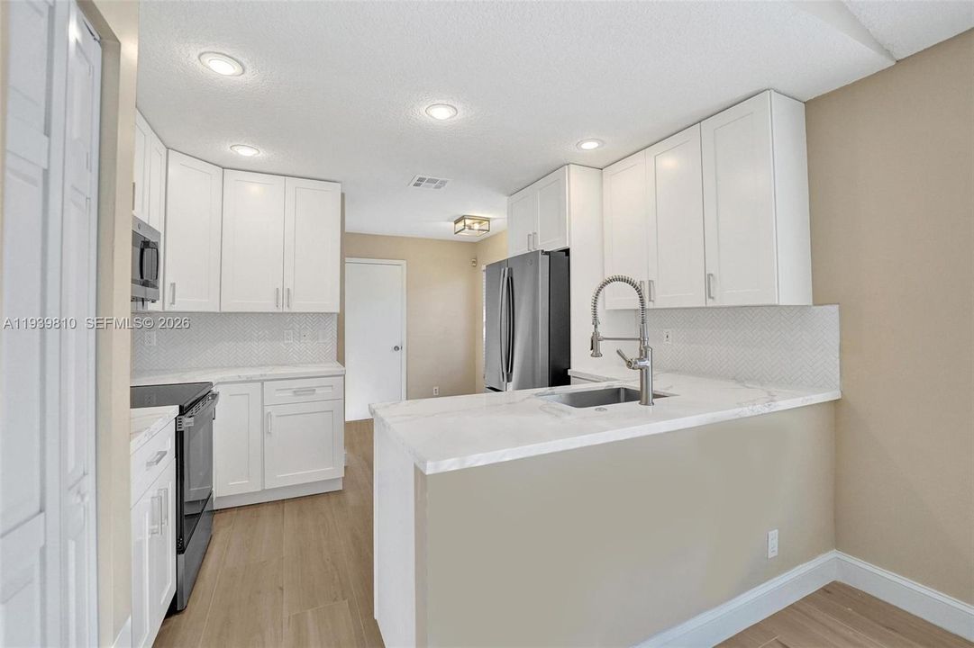 На продажу: $640,000 (2 спален, 2 ванн, 1236 Квадратных фут)