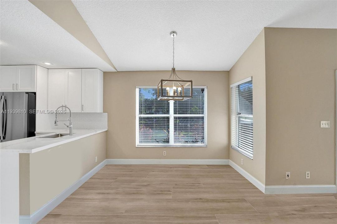 На продажу: $640,000 (2 спален, 2 ванн, 1236 Квадратных фут)