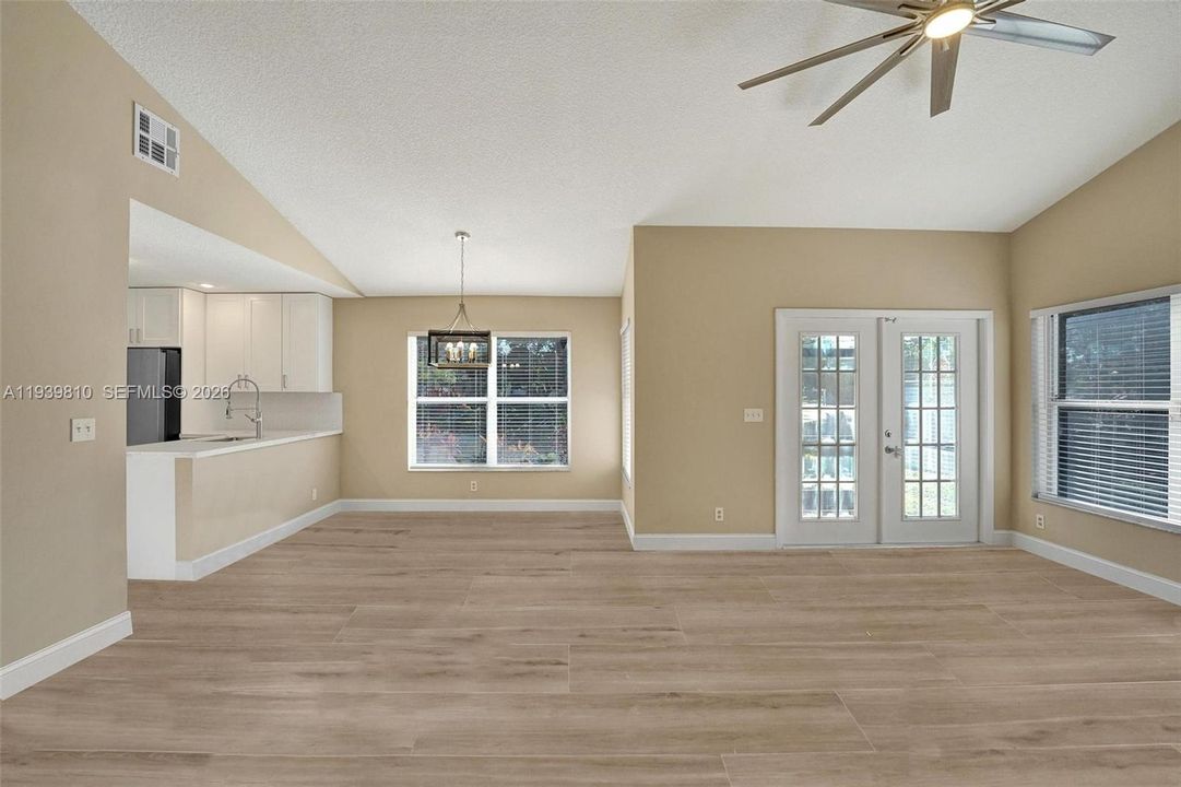 На продажу: $640,000 (2 спален, 2 ванн, 1236 Квадратных фут)