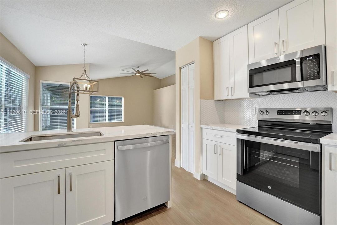 На продажу: $640,000 (2 спален, 2 ванн, 1236 Квадратных фут)