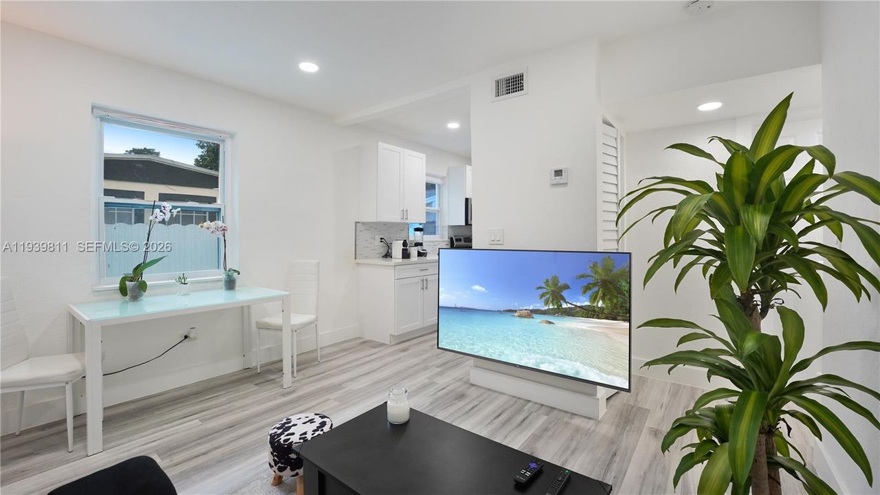 出租: $3,000 (3 贝兹, 1 浴室, 742 平方英尺)