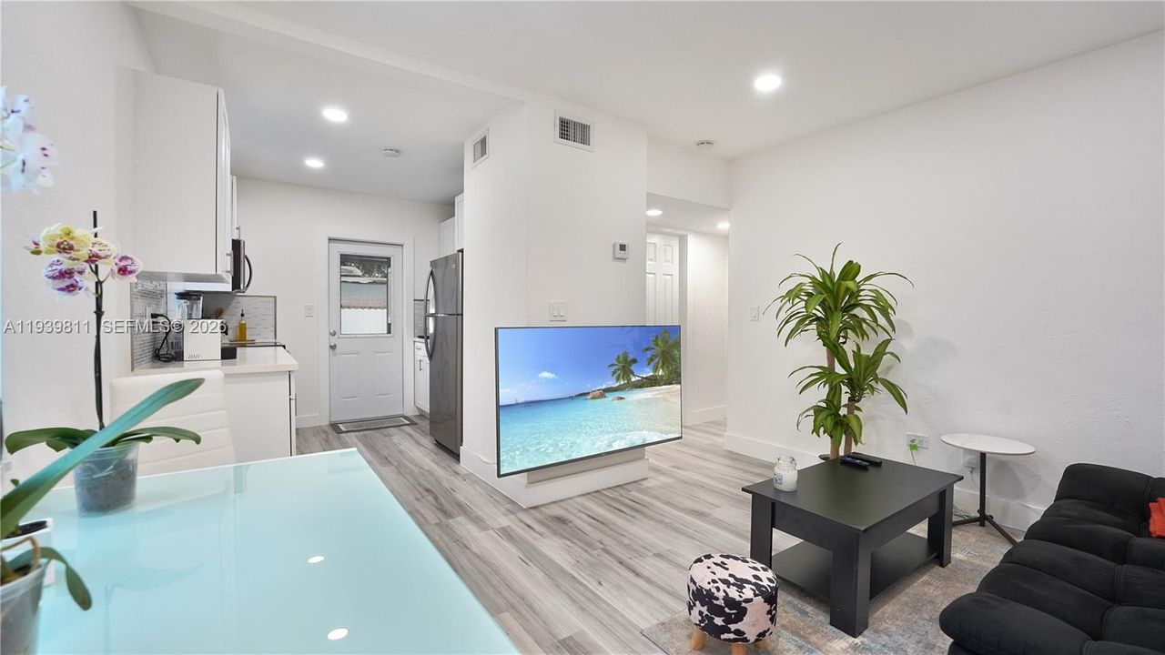 出租: $3,000 (3 贝兹, 1 浴室, 742 平方英尺)