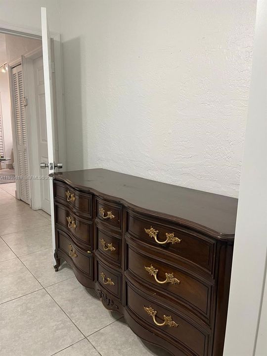 For Sale: $449,000 (3 beds, 2 baths, 924 Square Feet)