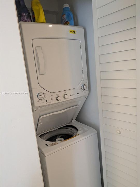 For Sale: $449,000 (3 beds, 2 baths, 924 Square Feet)