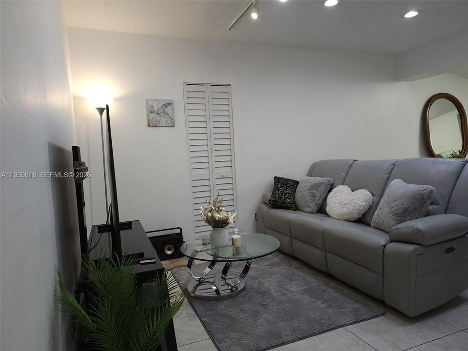 For Sale: $449,000 (3 beds, 2 baths, 924 Square Feet)