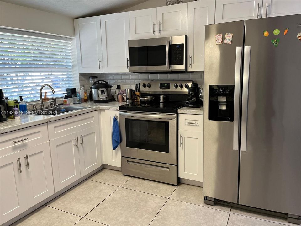 For Sale: $449,000 (3 beds, 2 baths, 924 Square Feet)