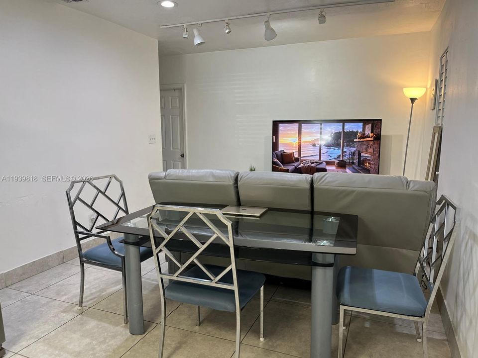 For Sale: $449,000 (3 beds, 2 baths, 924 Square Feet)