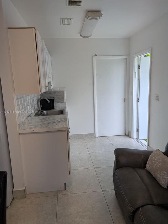 For Sale: $449,000 (3 beds, 2 baths, 924 Square Feet)