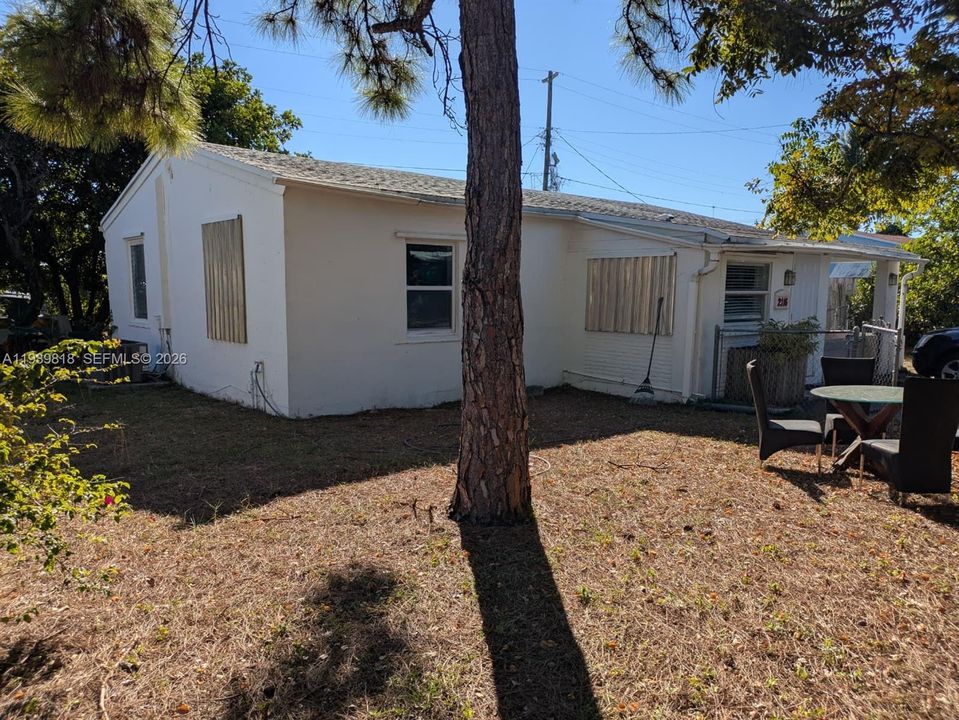 For Sale: $449,000 (3 beds, 2 baths, 924 Square Feet)
