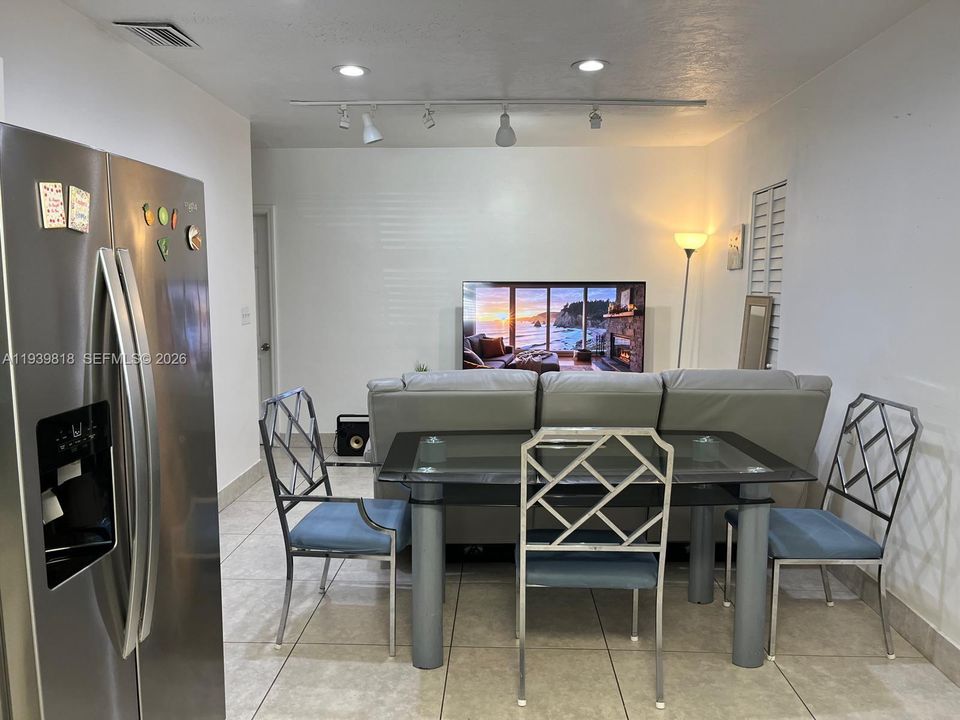 For Sale: $449,000 (3 beds, 2 baths, 924 Square Feet)