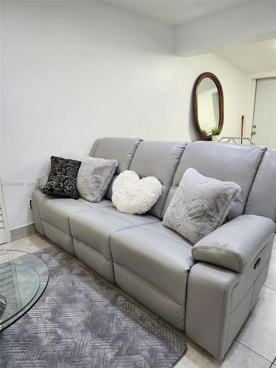 For Sale: $449,000 (3 beds, 2 baths, 924 Square Feet)