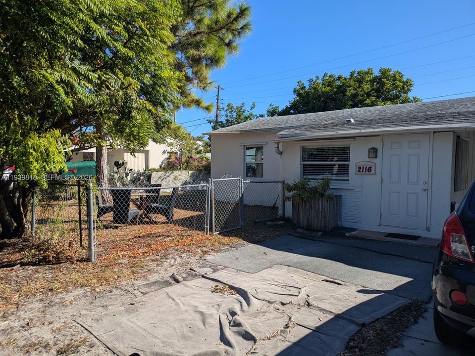 For Sale: $449,000 (3 beds, 2 baths, 924 Square Feet)