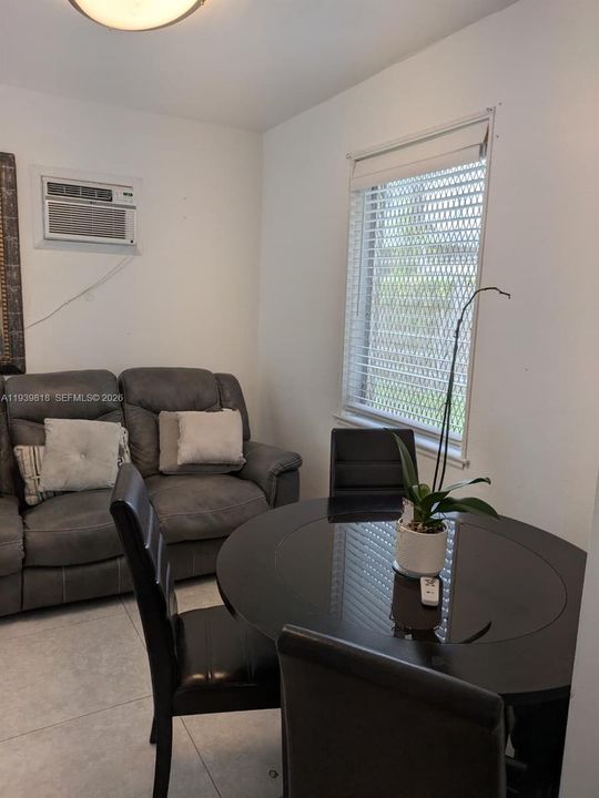 For Sale: $449,000 (3 beds, 2 baths, 924 Square Feet)