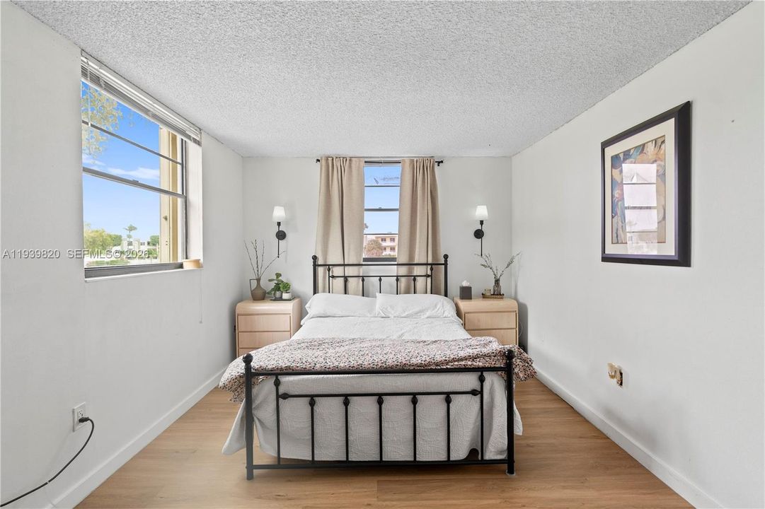 待售: $275,000 (2 贝兹, 2 浴室, 983 平方英尺)