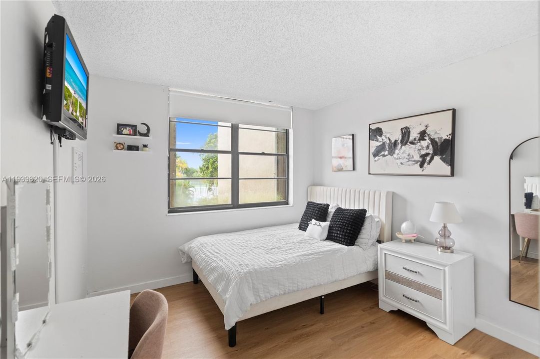 待售: $275,000 (2 贝兹, 2 浴室, 983 平方英尺)