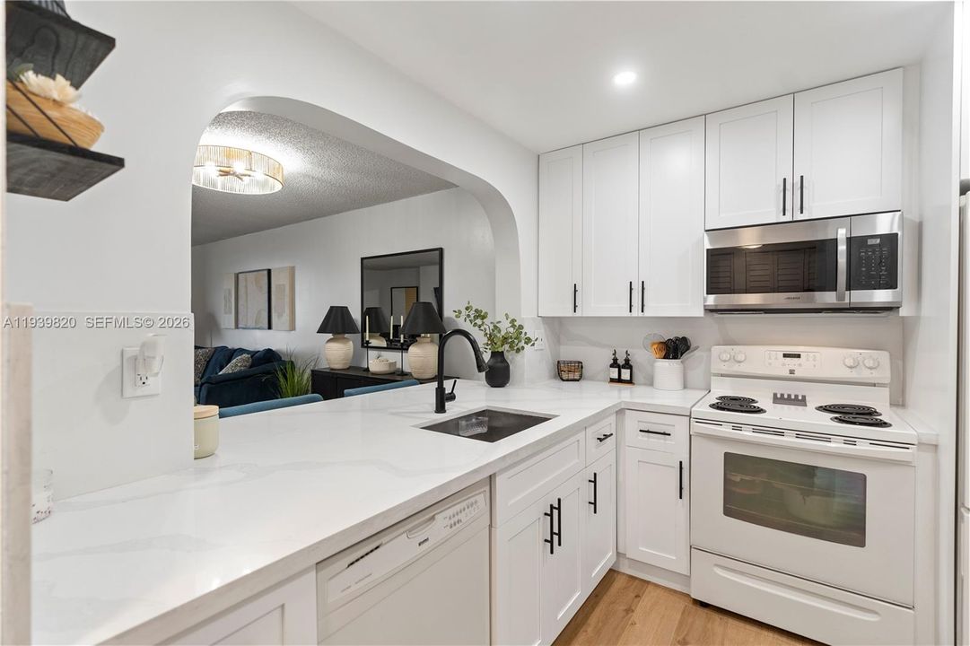 待售: $275,000 (2 贝兹, 2 浴室, 983 平方英尺)