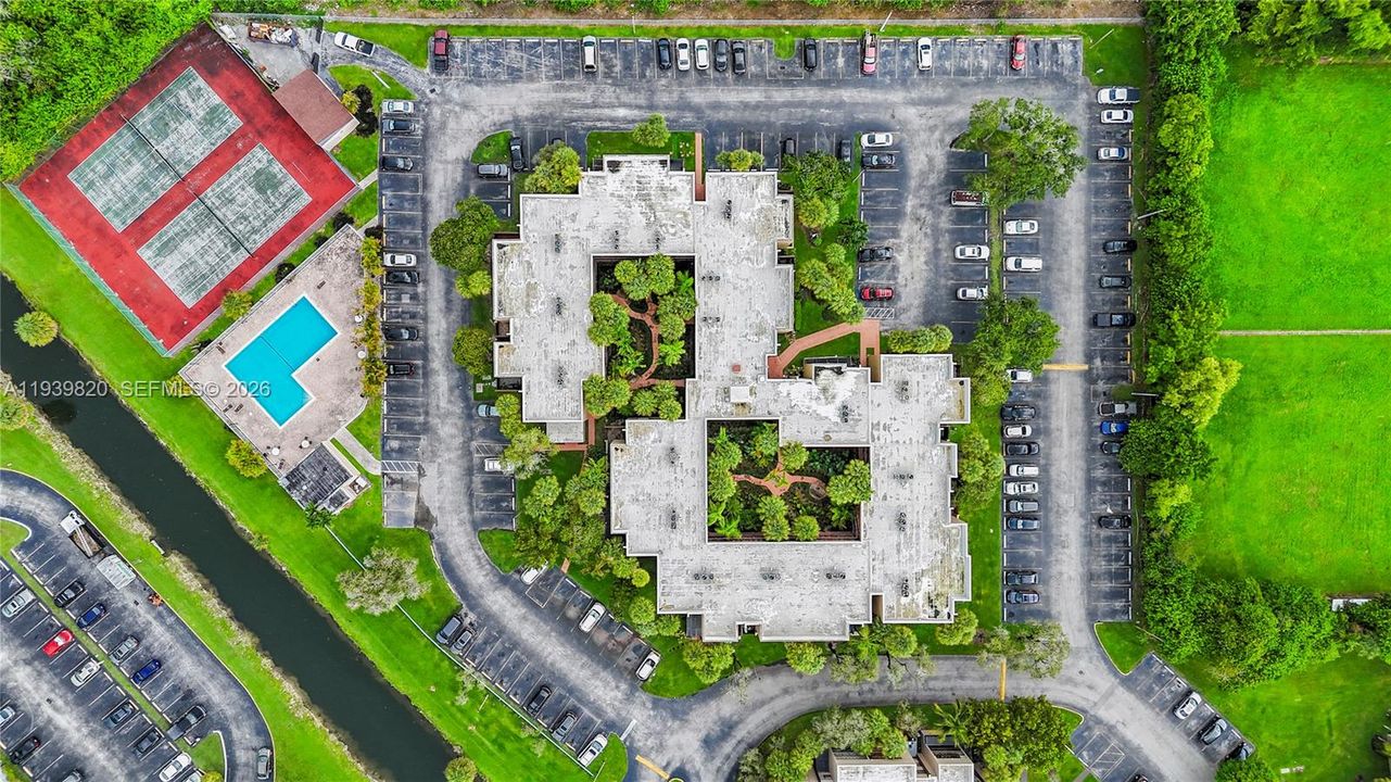 待售: $275,000 (2 贝兹, 2 浴室, 983 平方英尺)