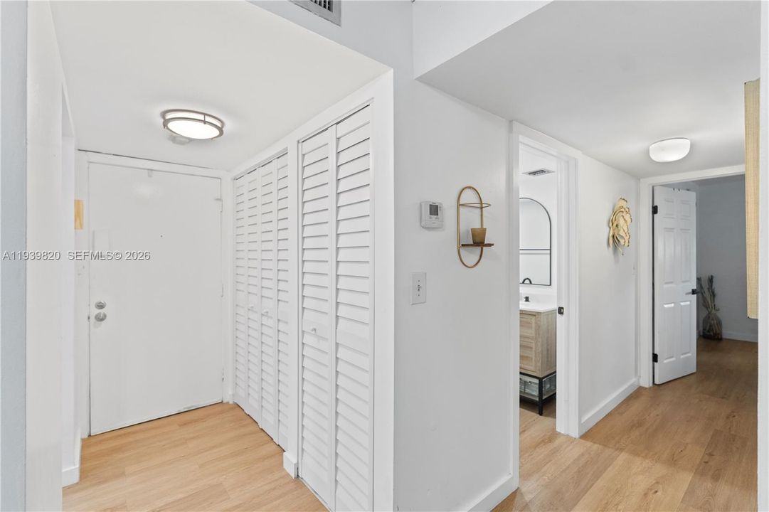 待售: $275,000 (2 贝兹, 2 浴室, 983 平方英尺)