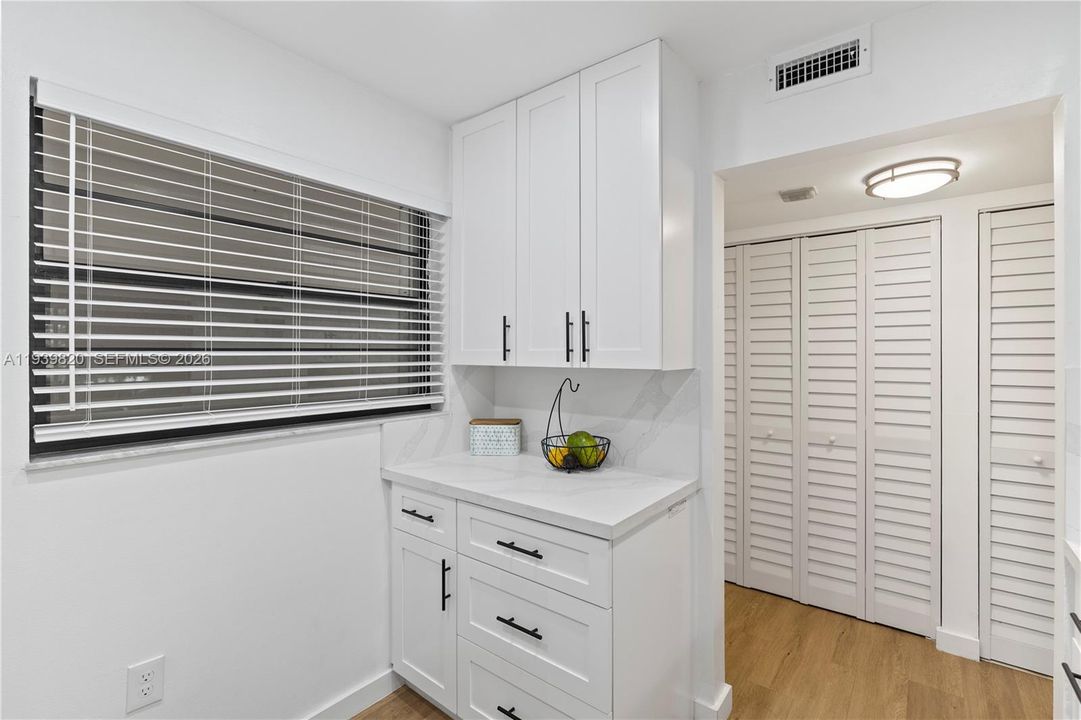 待售: $275,000 (2 贝兹, 2 浴室, 983 平方英尺)