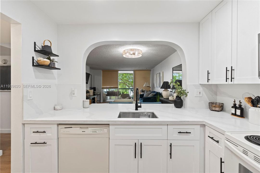 待售: $275,000 (2 贝兹, 2 浴室, 983 平方英尺)