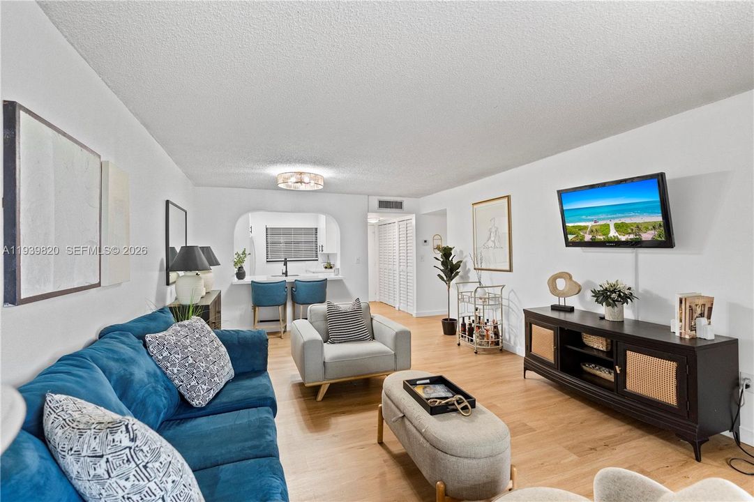 待售: $275,000 (2 贝兹, 2 浴室, 983 平方英尺)