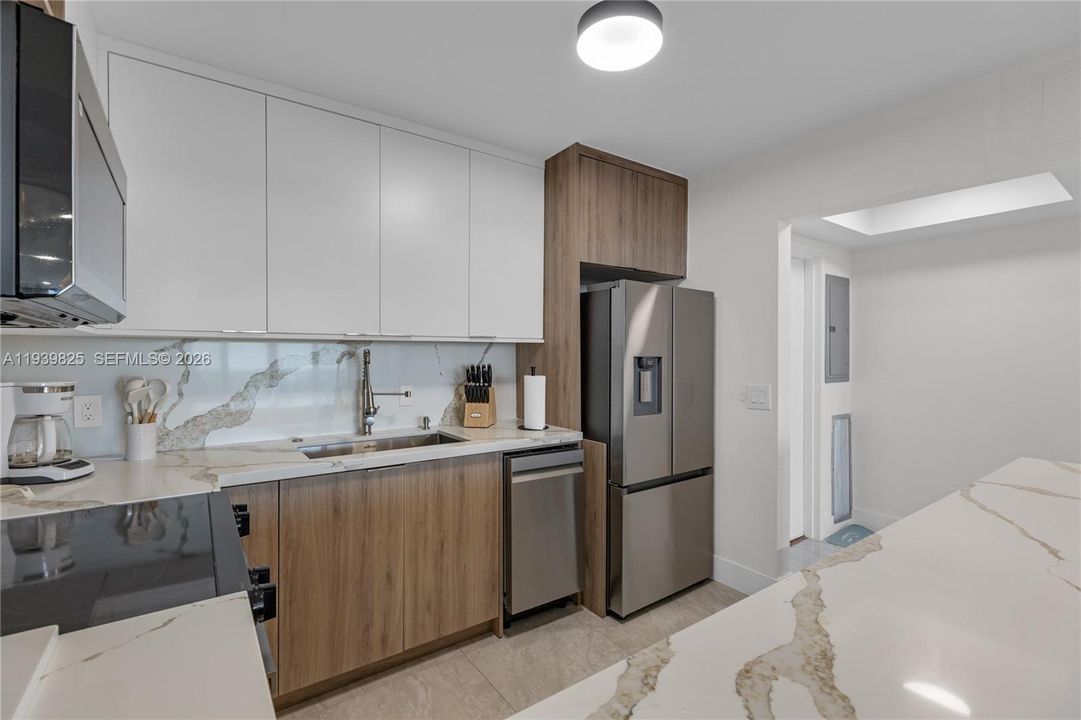 For Rent: $3,000 (1 beds, 1 baths, 980 Square Feet)