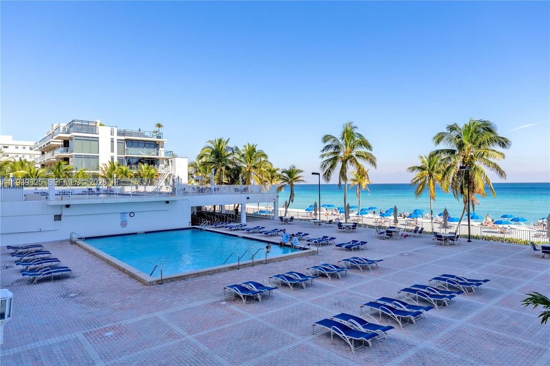 For Rent: $3,000 (1 beds, 1 baths, 980 Square Feet)