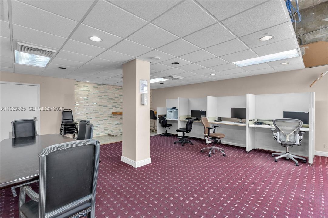 For Rent: $3,000 (1 beds, 1 baths, 980 Square Feet)