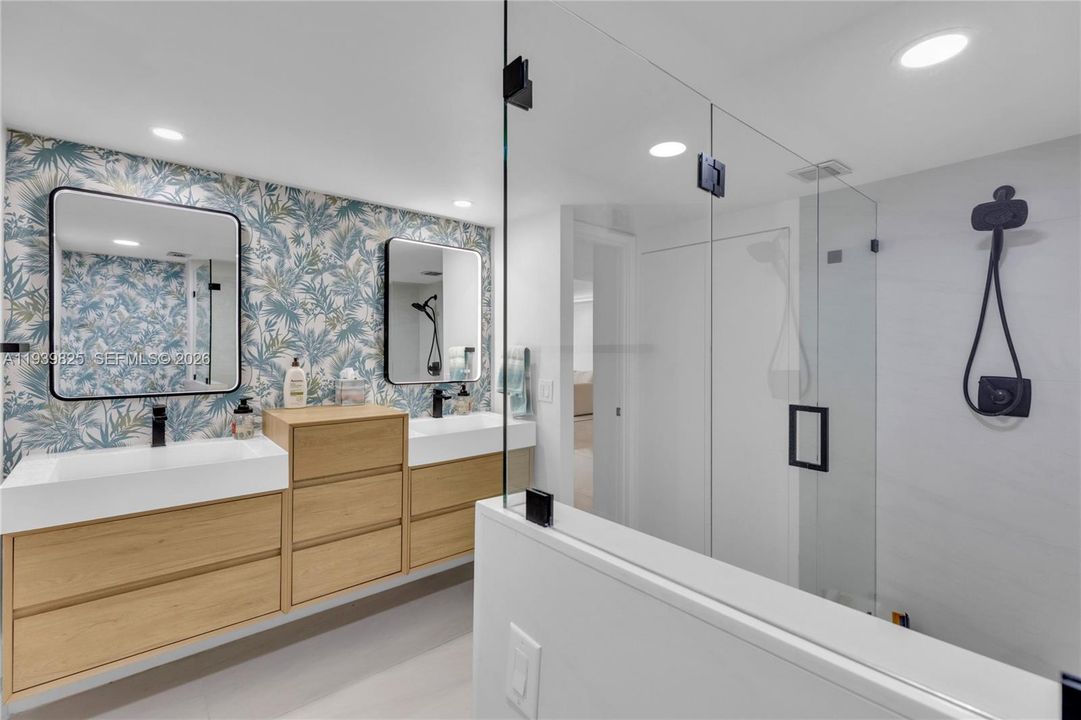 For Rent: $3,000 (1 beds, 1 baths, 980 Square Feet)