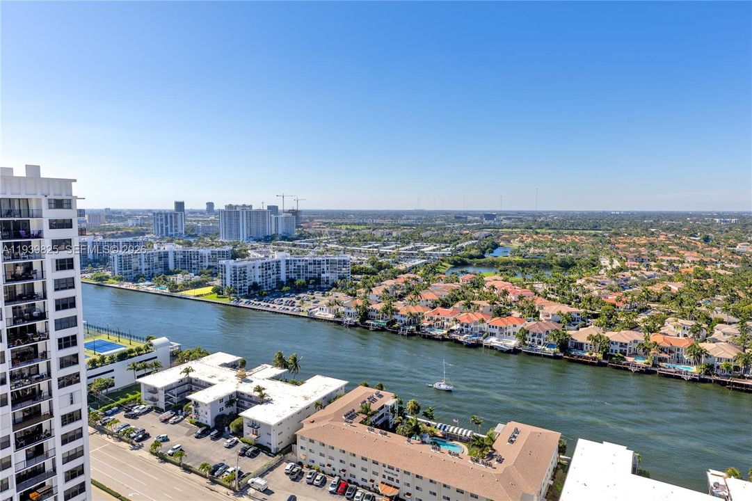 For Rent: $3,000 (1 beds, 1 baths, 980 Square Feet)