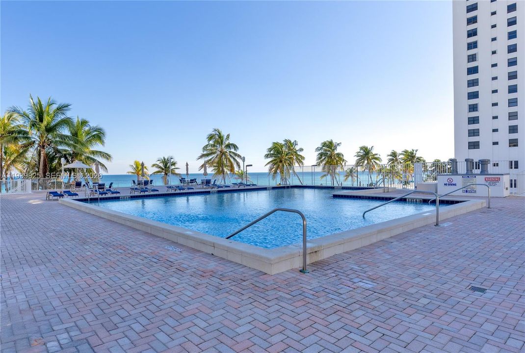 For Rent: $3,000 (1 beds, 1 baths, 980 Square Feet)