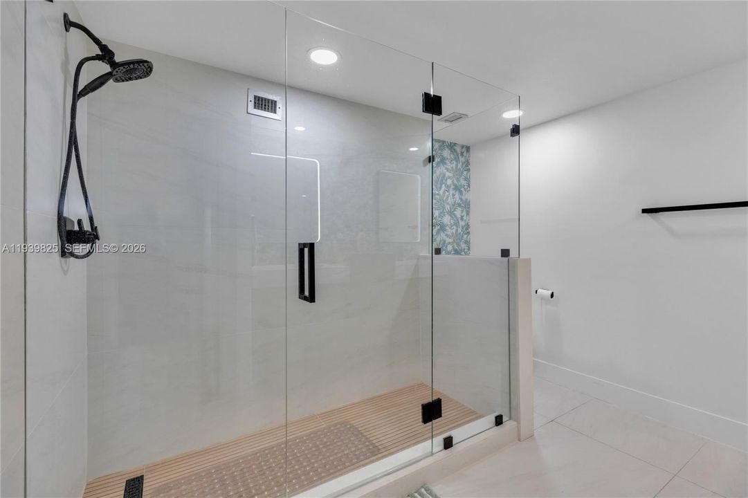 For Rent: $3,000 (1 beds, 1 baths, 980 Square Feet)