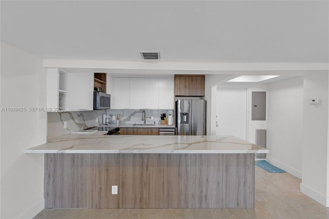 For Rent: $3,000 (1 beds, 1 baths, 980 Square Feet)