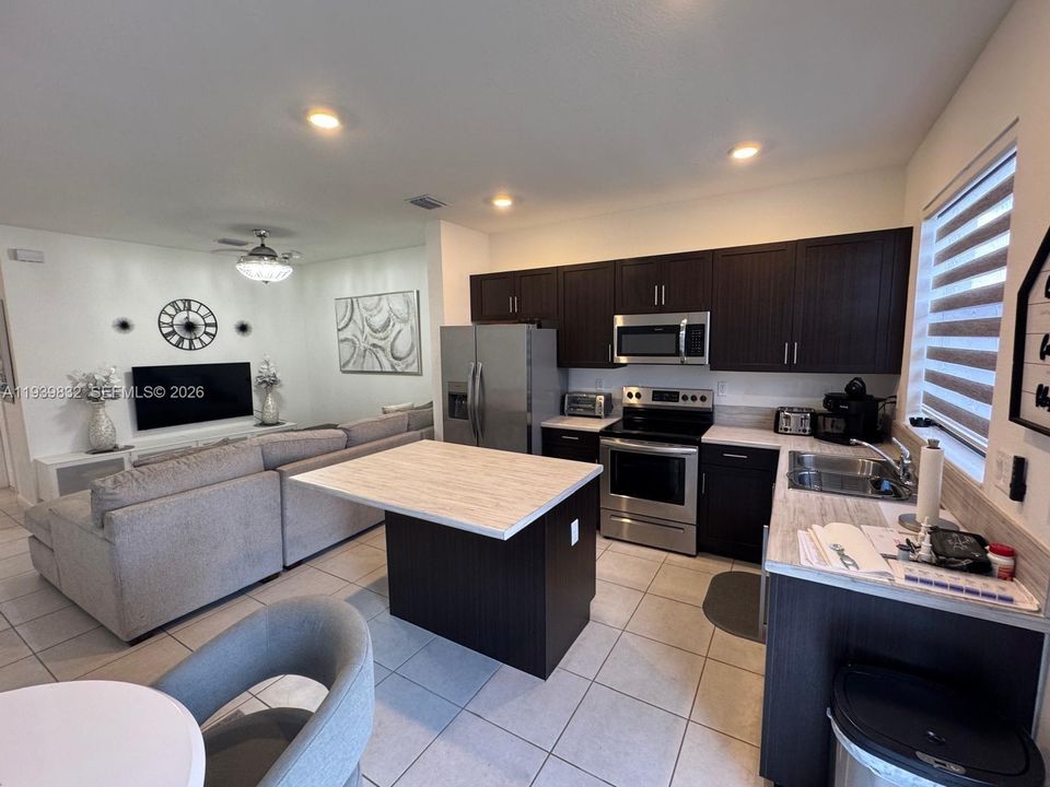 For Sale: $475,000 (3 beds, 3 baths, 1256 Square Feet)