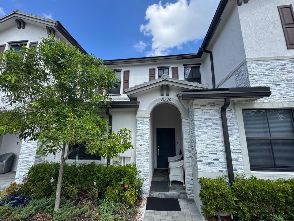 For Sale: $475,000 (3 beds, 3 baths, 1256 Square Feet)